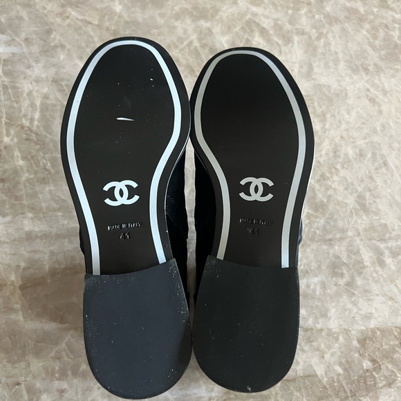 CC Chanel Suede Cap Toe Quilted Turnlock 1” Inch Stacked Heel Ankle Boots Sz 41 - Picture 9 of 15